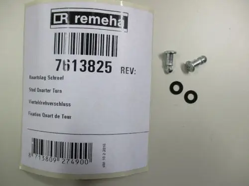Zwei Schrauben mit Unterlegscheiben und einem Etikett von Remeha, das Informationen wie Artikelnummer und Produktbezeichnung enthält.